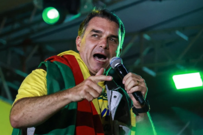 Após suposta fuga, governo Milei diz que Flávio Bolsonaro não pediu asilo