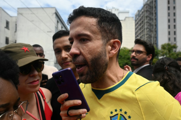 Janones é internado na UTI após sofrer arritmia cardíaca depois de debate