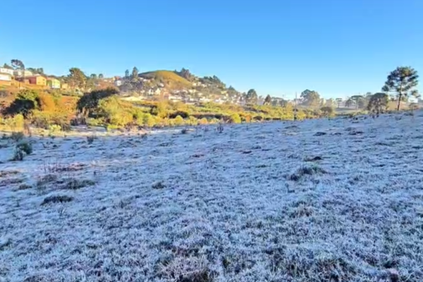 Massa de ar frio mantém temperaturas baixas e risco de geada no Sul