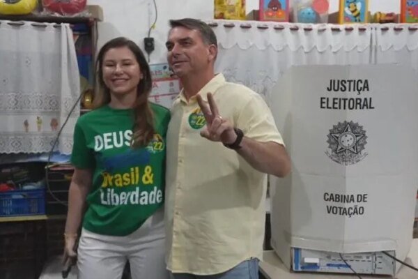 Eleições 2026: Flávio Bolsonaro vota no Rio de Janeiro