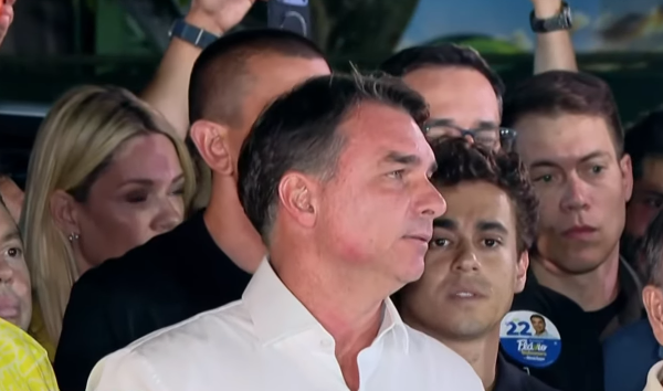 Flávio acena à base e usará jurídico para questionar eleição, diz advogado
