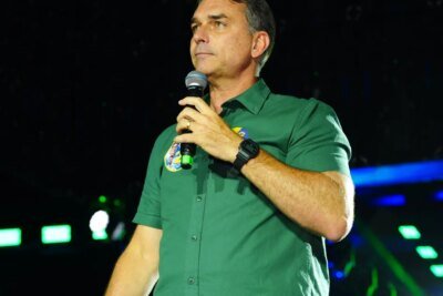 Aliados dizem que Flávio Bolsonaro está fora do Brasil