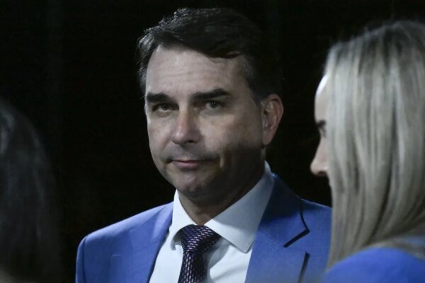 Deputados do PT pedem a prisão de Flávio e alerta vermelho da Interpol