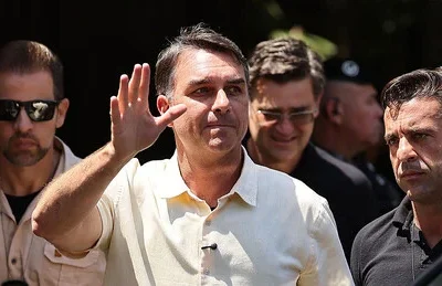Flávio foge do país em meio a investigações por corrupção e lavagem de dinheiro