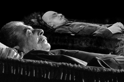 Em plena noite de Halloween, soviéticos tiraram o corpo de Stalin do mausoléu de Moscou após história sobre o ‘fantasma’ de Lênin