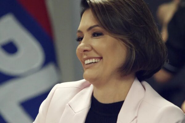 Michelle vota e diz que Bolsonaro está “esperançoso” com 2° turno
