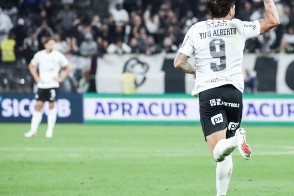 Corinthians sai atrás, mas empata com o Vitória pelo Brasileirão