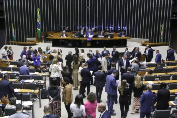 Direita decide votar a favor do fim da escala 6×1