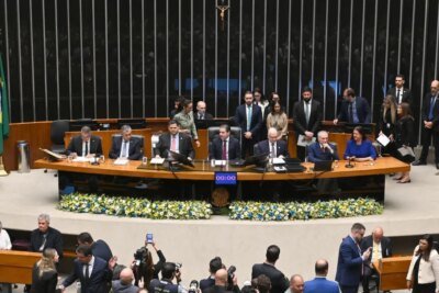Minoria discorda sobre voto distrital misto frente à ofensiva do centrão