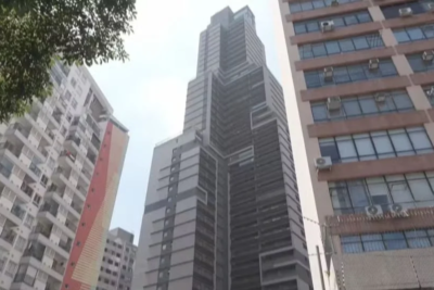 Homem morre após cair de cadeira suspensa durante limpeza de prédio no centro de SP