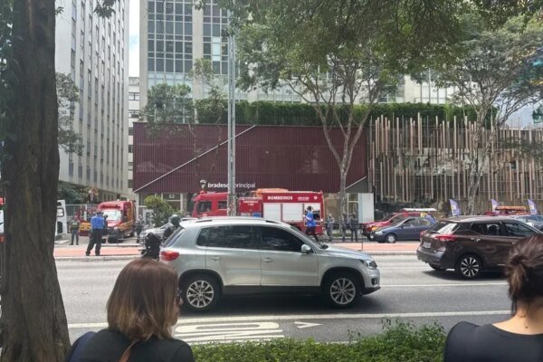 Explosão de bueiro deixa três feridos na avenida Paulista