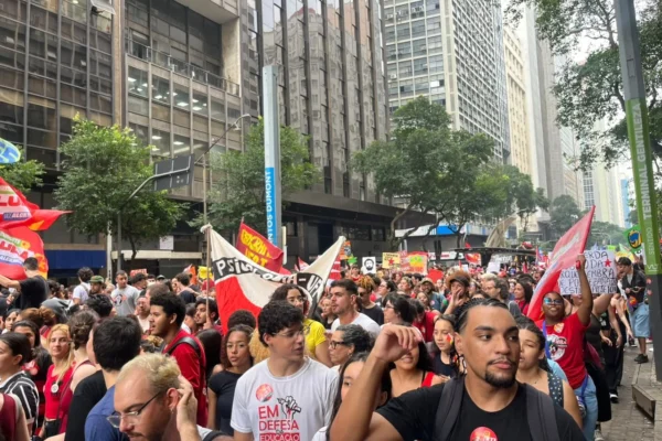 Tesouraço de Flávio Bolsonaro ameaça aporte de R$ 104 bi na educação e impõe privatizações