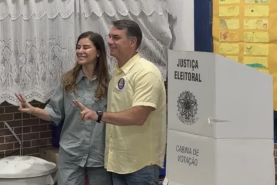 Sob gritos de ‘Lula’, Flávio Bolsonaro (PL) chega para votar em escola no RJ
