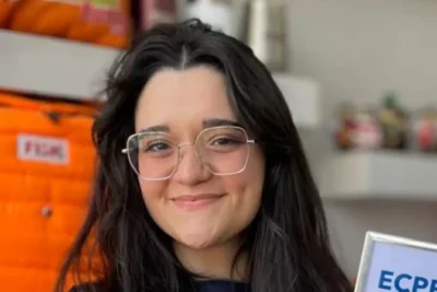 Professora de 24 anos morre após cair enquanto tentava ajudar aluno preso em banheiro em SP