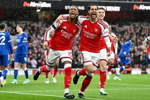 Arsenal vence com gol brasileiro e encosta no City na liderança do Inglês