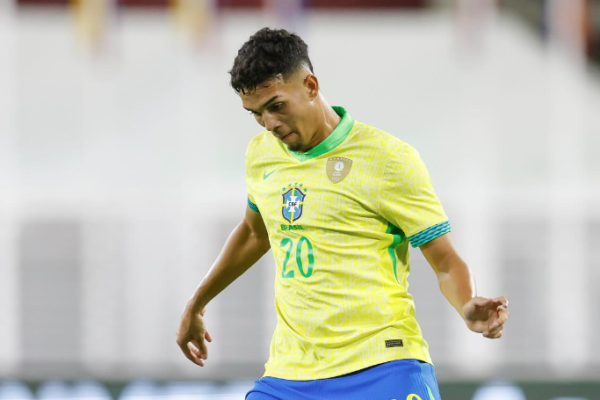 Zagueiro do Athletico abre jogo sobre especulações de Flamengo e Barcelona