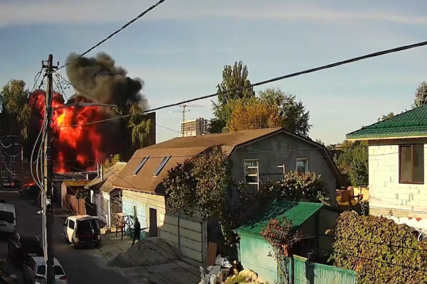 Drone russo atinge escola em Kiev e provoca incêndio; Veja vídeo