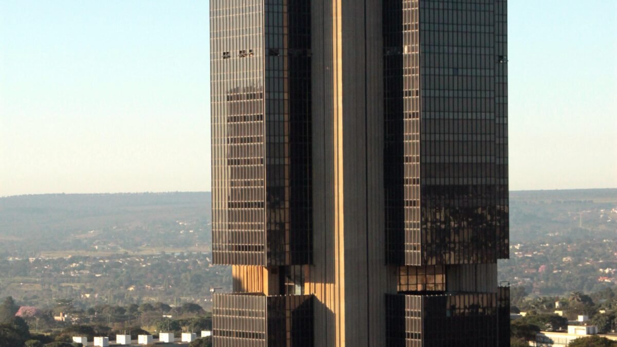 Edifício sede do Banco Central do Brasil em Brasília com o letreiro oficial da instituição.