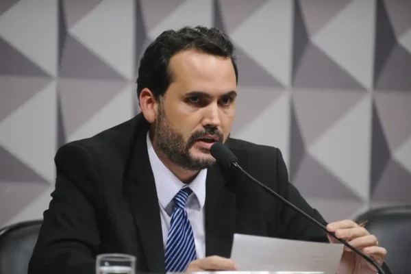 Ministro diz que Lula fará ajuste das contas em 4 anos e vê ‘conversa fiada’ de Flávio