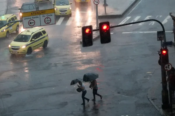 Semana começa com chuva forte e risco de temporais no Centro-Sul