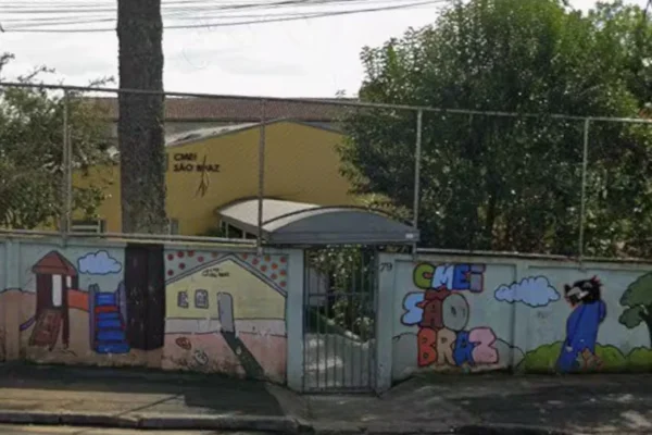Homem armado com faca faz crianças reféns em escola de Curitiba