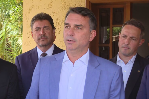 Flávio aciona TSE e acusa Janja de fake news sobre fim de programas sociais