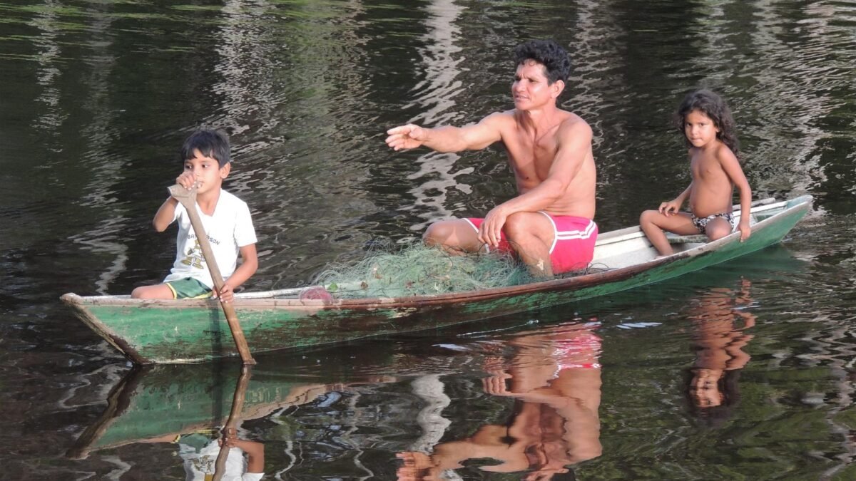 Comunidade ribeirinha às margens de rio no interior do Amazonas enfrentando a estiagem.