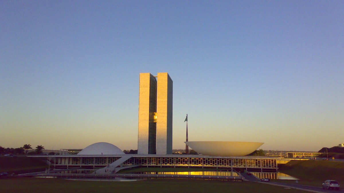 Edifício do Congresso Nacional em Brasília com as cúpulas da Câmara e do Senado.