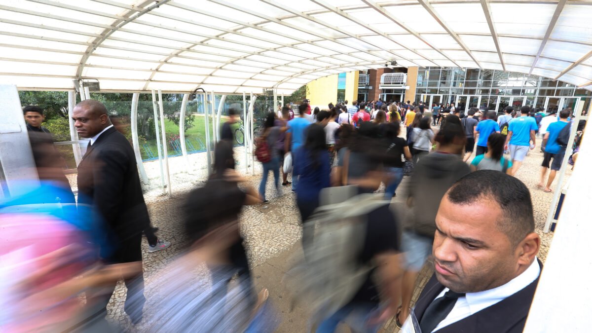 Estudantes e candidatos chegando aos portões do local de aplicação do Enem no Amazonas.