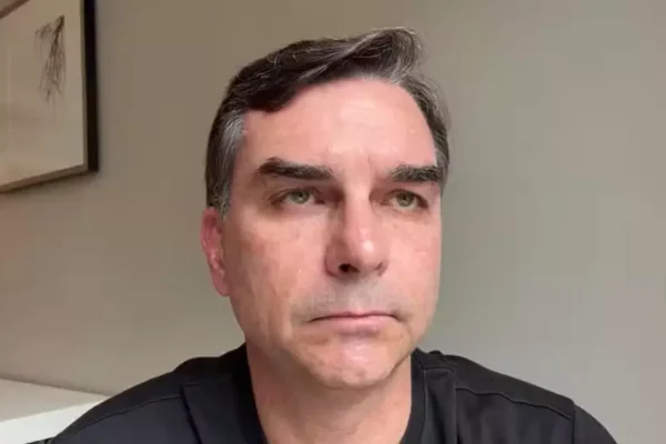 Flávio Bolsonaro chama fim da 6×1 de oportunismo e defende remuneração por hora