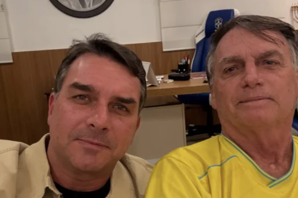 Moraes autoriza visitas de Flávio Bolsonaro ao pai, mas mantém veto a declarações políticas