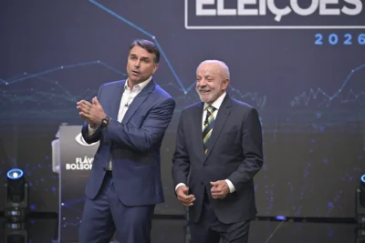 Flávio foge de perguntas sobre Vorcaro, patrimônio e pandemia em debate