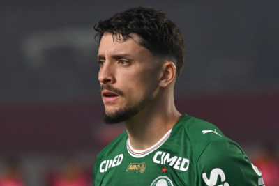 Palmeiras bate Athletico-PR por 2 a 0 e dorme na liderança do Brasileirão