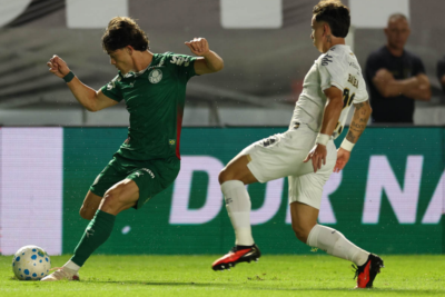 Jogadores do Santos contestam pênalti não marcado contra o Palmeiras; veja