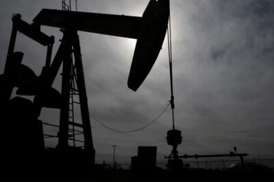 Petróleo sobe 15% em outubro com acirramento das tensões no Oriente Médio