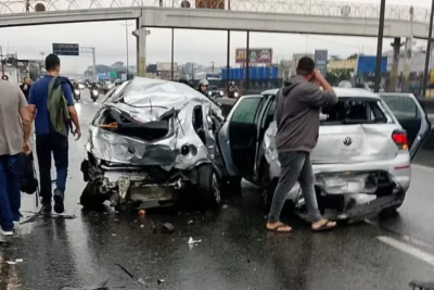 Motorista de ônibus morre ao volante e provoca engavetamento com 22 veículos na Via Dutra