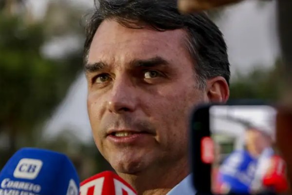 Como Tarcísio tenta ampliar a votação de Flávio Bolsonaro em São Paulo