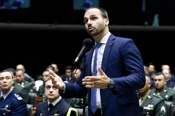 Eduardo Bolsonaro fala em enviar tropas dos EUA ao Brasil se Flávio perder eleição