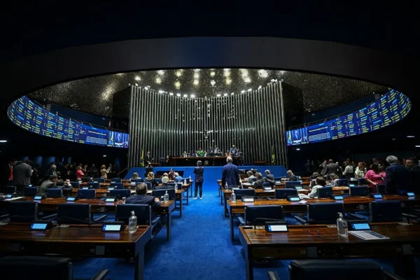 Com STF no centro da campanha, brancos e nulos para o Senado caem no país