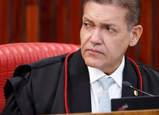 Kassio só vai liberar em 48 horas canal de Janones, mas poupa o de Flávio