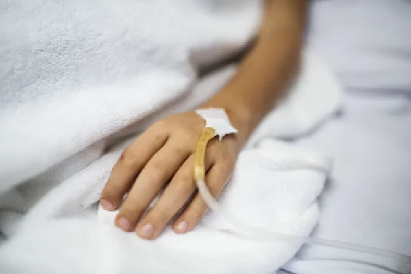 Criança à espera de transplante e pacientes com câncer avançado sofrem com atraso da Anvisa