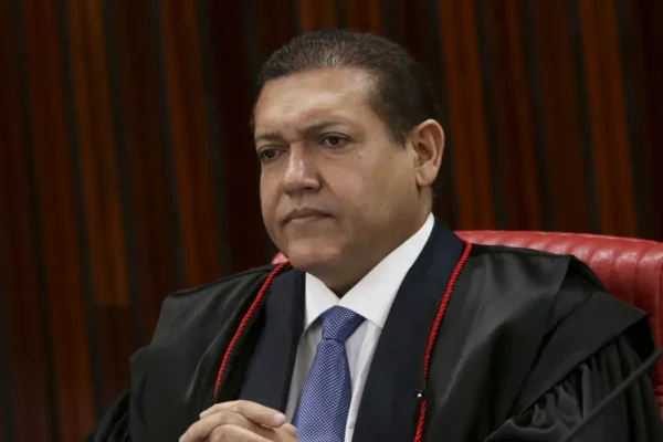 Após censurar ‘Exército do Lula’, Nunes Marques chama campanhas de Lula e Flávio para reunião