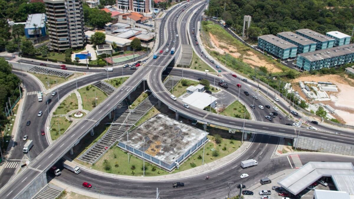 Complexo viário e obras de infraestrutura urbana em avenida de Manaus.