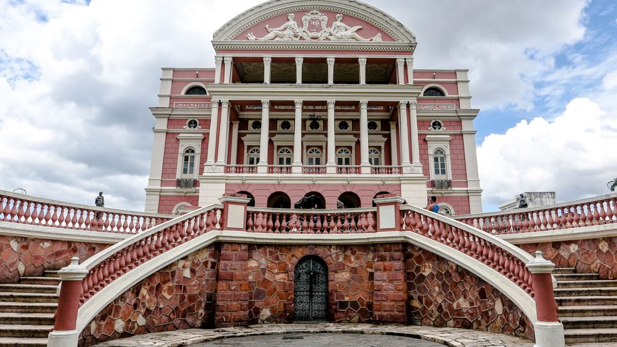 Vista frontal do Teatro Amazonas e praça no Centro de Manaus representando investimentos urbanos.