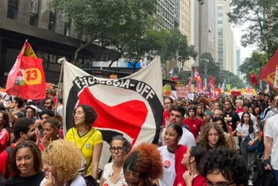 Vitória histórica contra a extrema direita faz Brasil virar herói anfifascista mundial