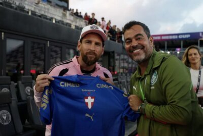 Messi recebe camisa do Palmeiras de JP Sampaio, coordenador da base