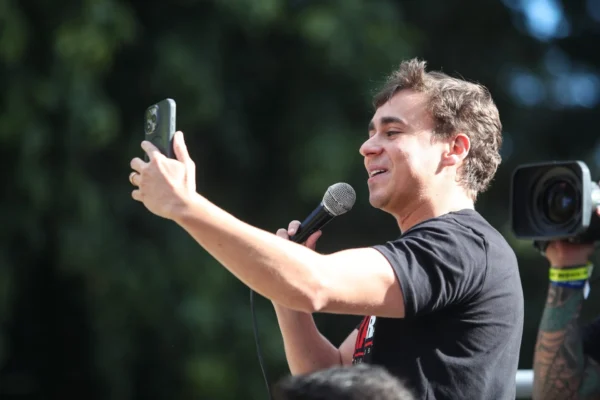 Relatório aponta indícios de que algoritmo do Instagram favorece Nikolas Ferreira 