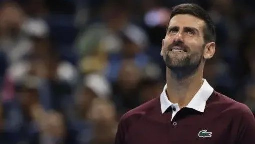 Djokovic vira sobre Zverev, bate recorde de Nadal e vai à semi em Pequim