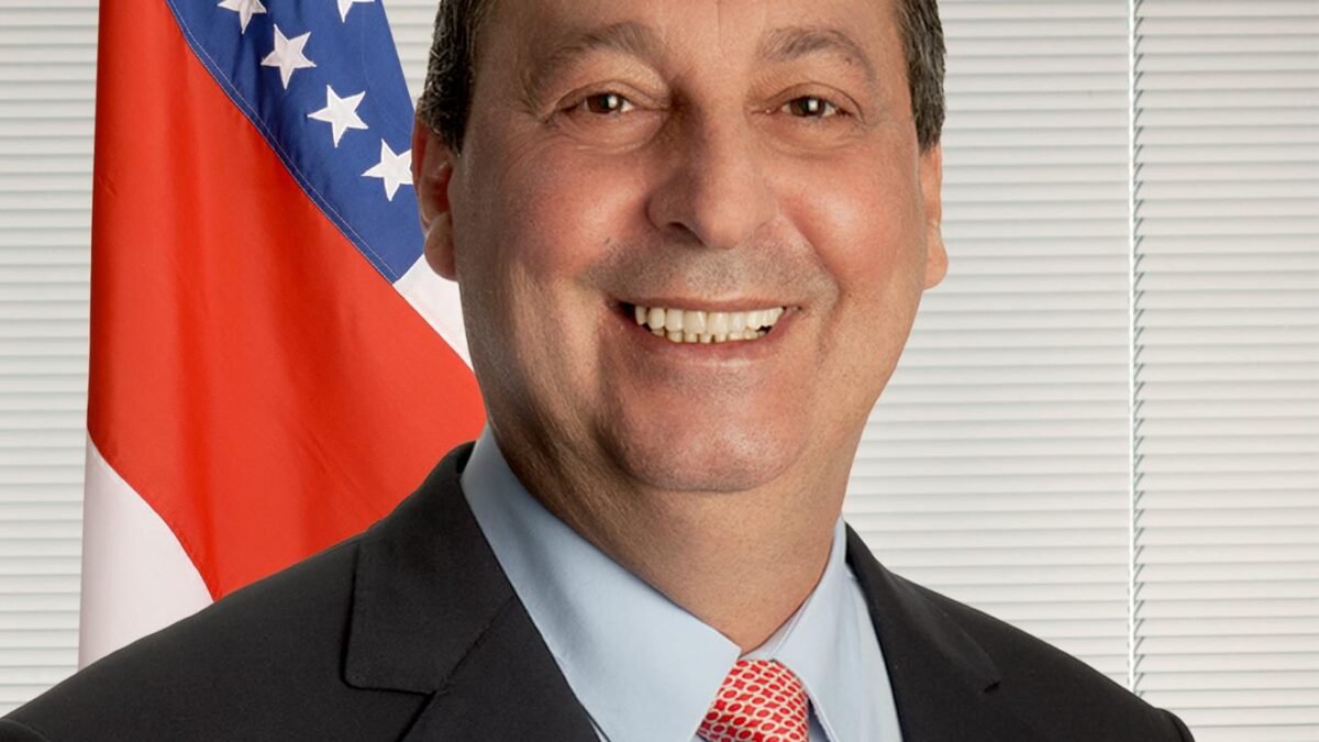Senador Omar Aziz em atividade oficial no plenário do Senado Federal em Brasília.