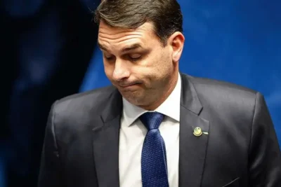 Moraes manda Flávio Bolsonaro entregar passaporte após visita a Jair